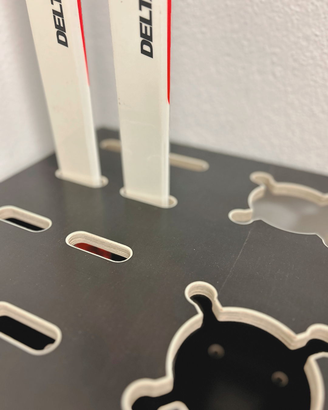 Kombinierter Skiständer für Skier, Langlaufski und Skistöcke