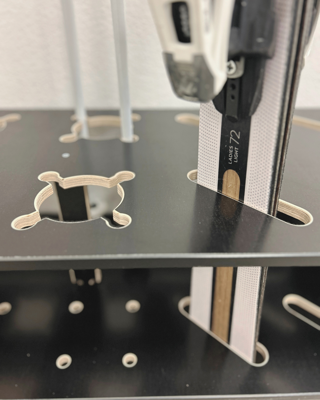 Kombinierter Skiständer für Skier, Langlaufski und Skistöcke